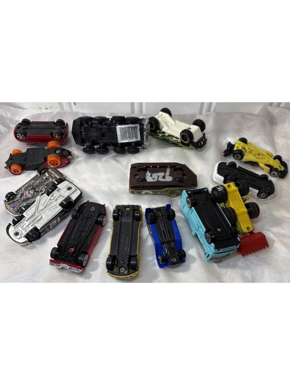 Lot Of 14 Vintage Toy Vehicles Hot Wheels , Matchboxes And Maisto Brands